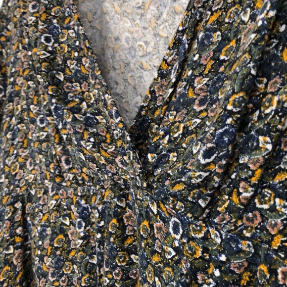 Women’s Pattern Blouse - Picture 4 of 7